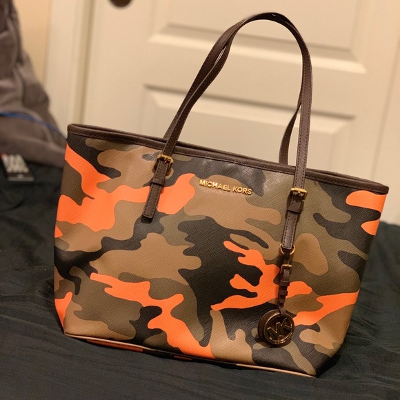 RARE Michael Kors Jet Set tote- poppy camo